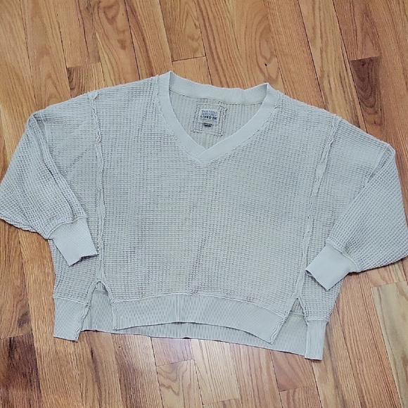American Eagle Outfitters Tops - AE Big Hug V-Neck Sweatshirt Like New